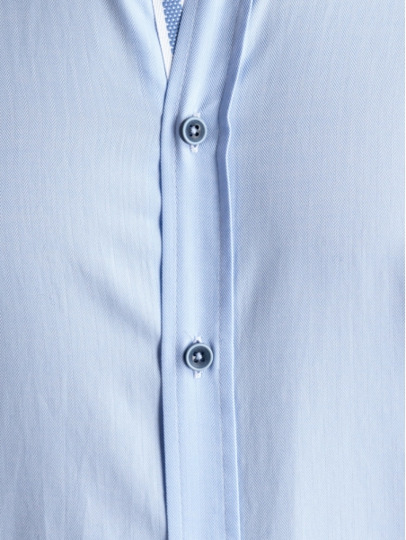 Camisa azul de espiga para hombre con cuello abotonado