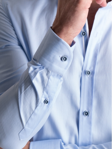 Camisa azul de espiga para hombre con cuello abotonado