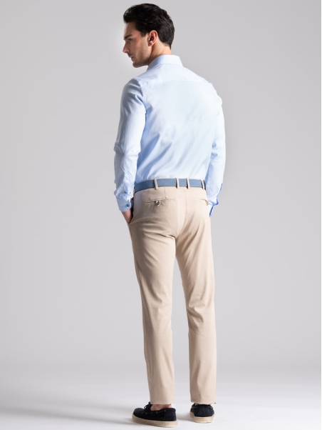 Camisa azul de espiga para hombre con cuello abotonado