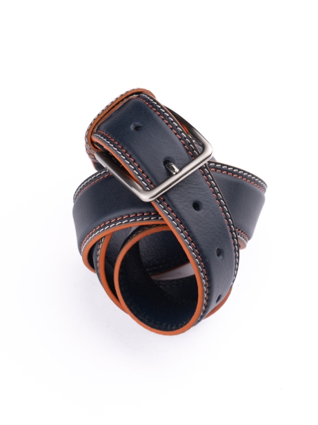 Cinturón de piel para hombre con costuras y borde en contraste