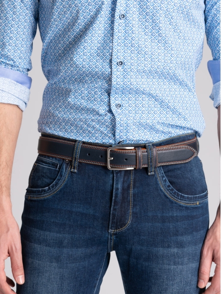Cinturón de piel para hombre con costuras y borde en contraste
