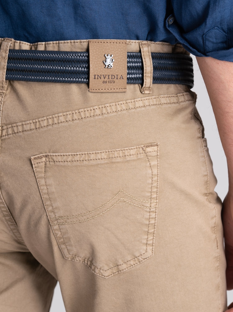 Pantalón de cinco bolsillos para hombre en algodón tricotina viejo