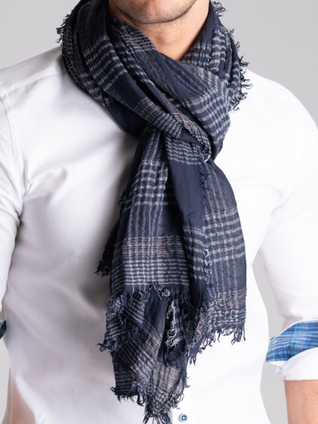 Bufanda de hombre con diseño de madrás azul y flecos 2