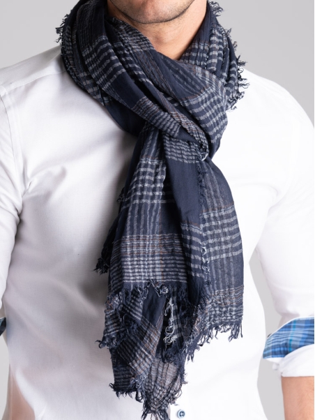 Bufanda de hombre con diseño de madrás azul y flecos