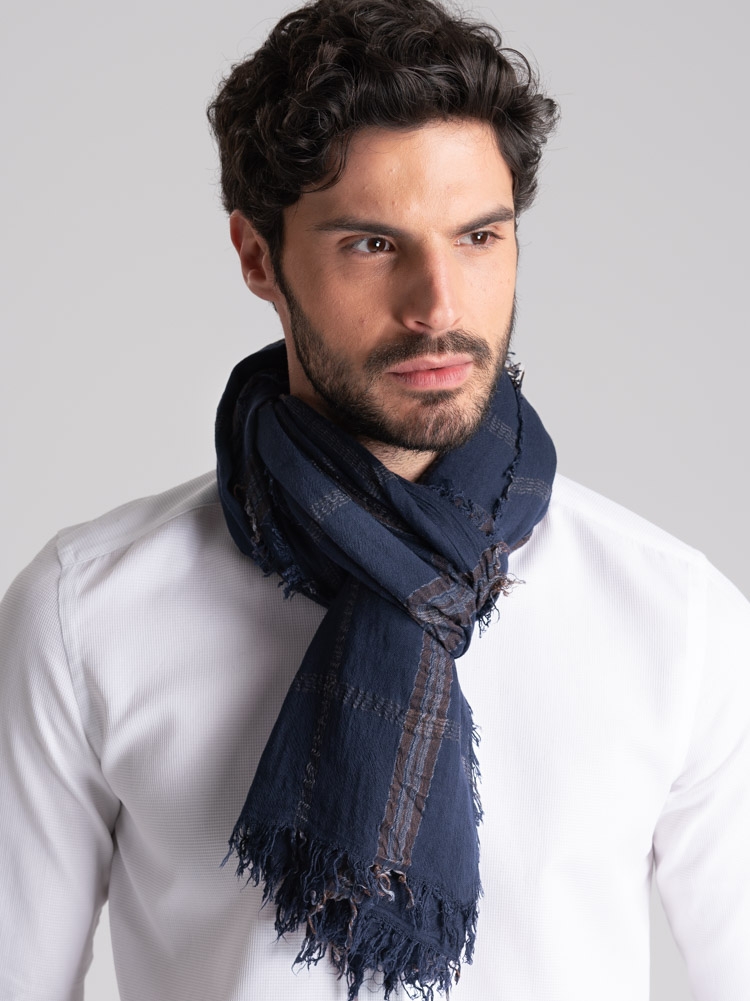 Bufanda de hombre con diseño de madrás azul y marrón y flecos
