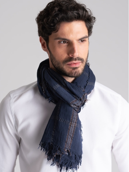 Bufanda de hombre con diseño de madrás azul y marrón y flecos