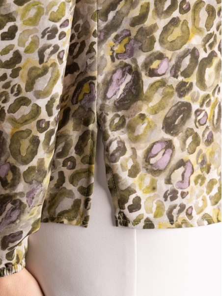 Camisa de mujer de manga larga con estampado animal y rouge