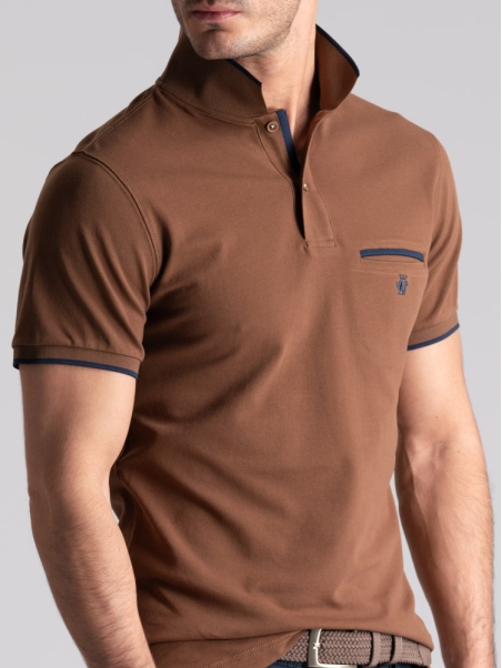 Polo de media manga de color liso para hombre con bolsillo