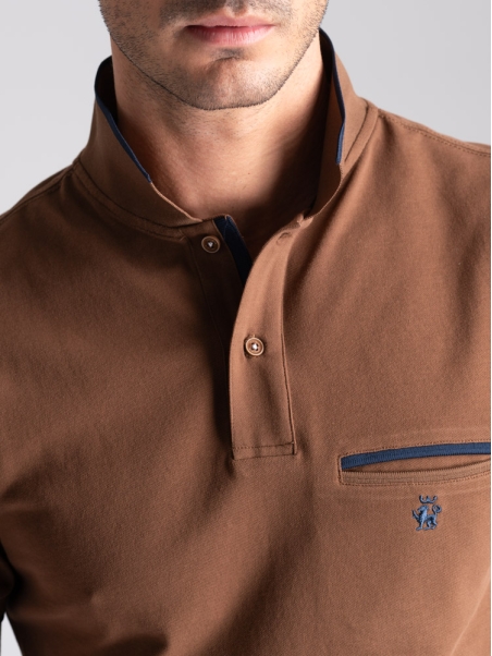 Polo de media manga de color liso para hombre con bolsillo