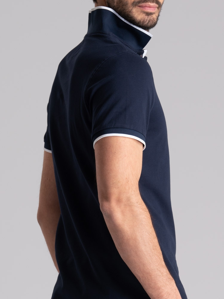Polo de media manga de color liso para hombre con bolsillo
