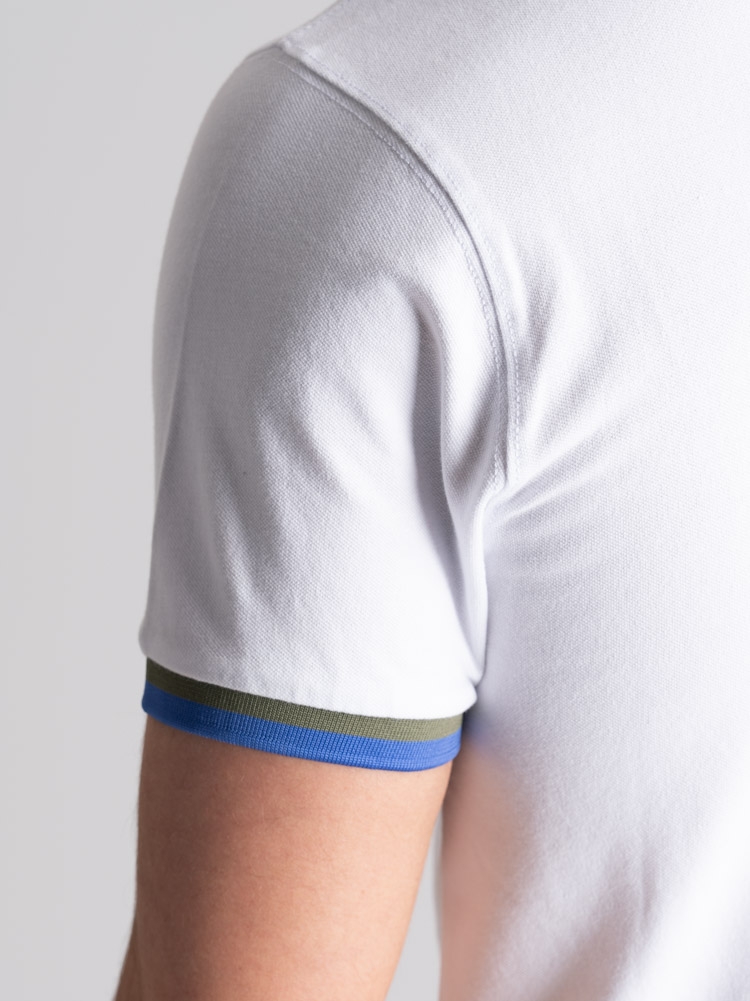 Polo masculino de media manga con inserciones de poliéster
