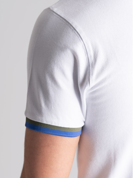 Polo masculino de media manga con inserciones de poliéster