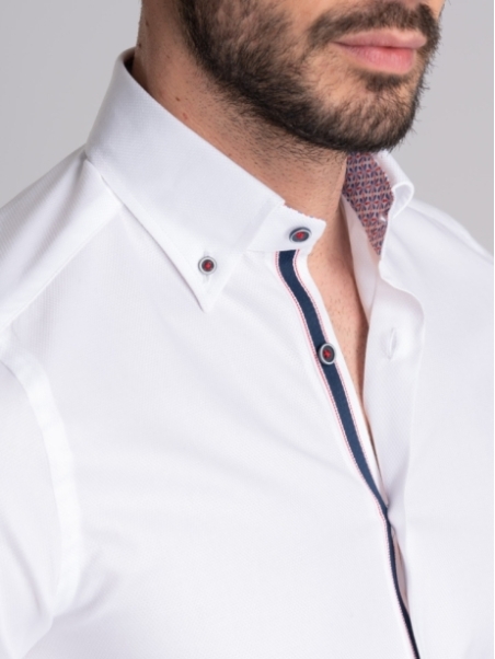 Camisa blanca blindada de cuello abotonado para hombre