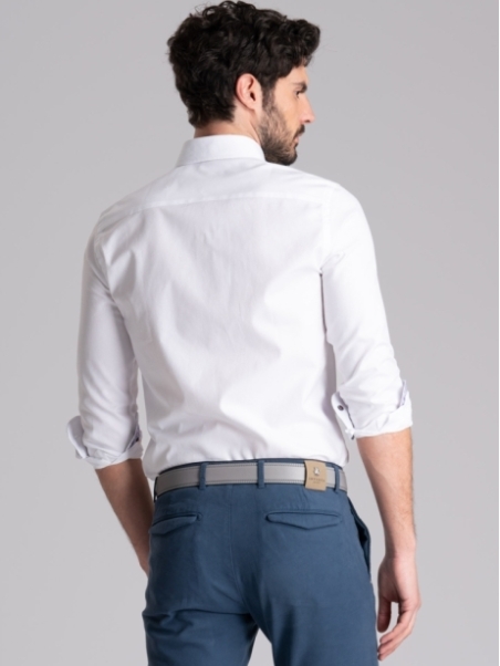 Camisa blanca blindada de cuello abotonado para hombre