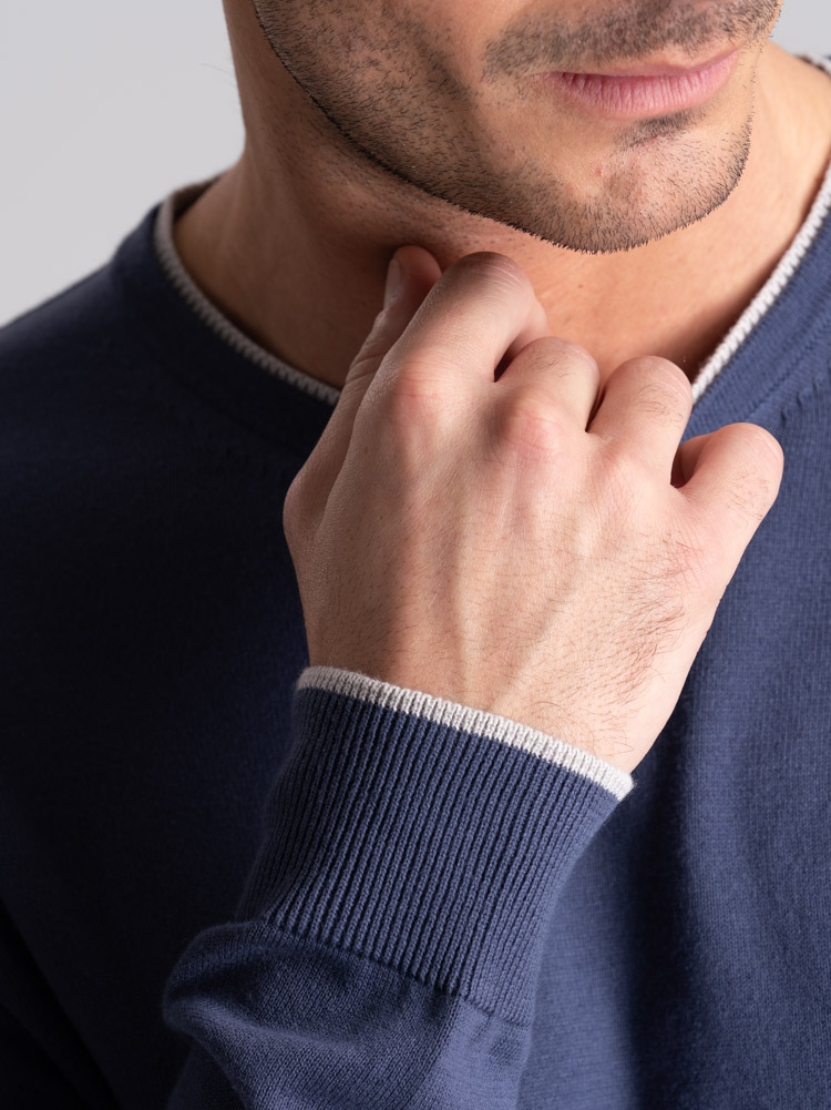 Jersey de cuello redondo para hombre con doble cuello y contrastes