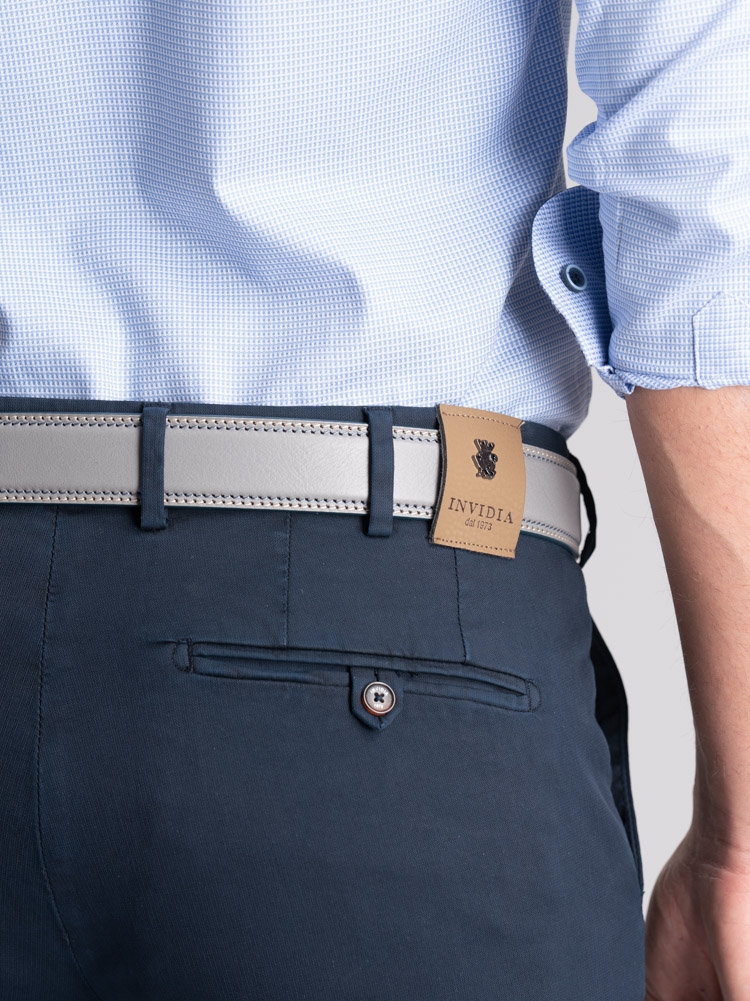 Pantalón chino de espiga para hombre con microdentaduras