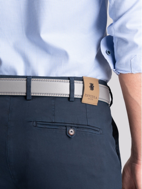 Pantalón chino de espiga para hombre con microdentaduras