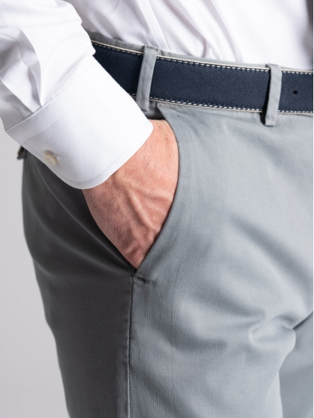 Pantalón chino de espiga para hombre con microdentaduras