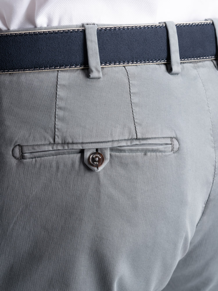 Pantalón chino de espiga para hombre con microdentaduras