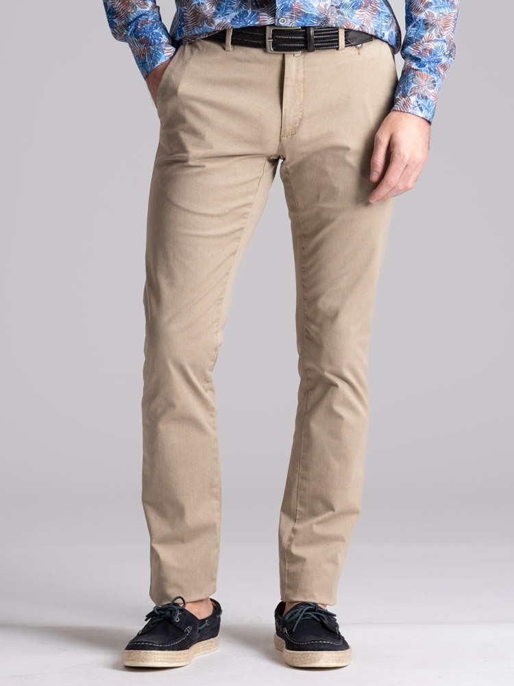 Pantalón chino de hombre con microestampado y solapas