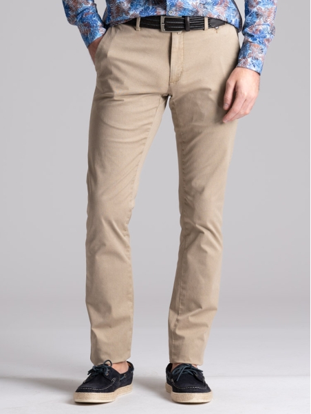Pantalón chino de hombre con microestampado y solapas