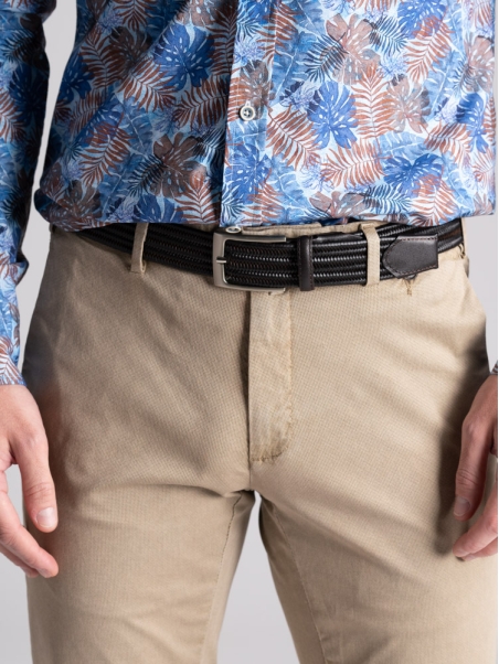 Pantalón chino de hombre con microestampado y solapas