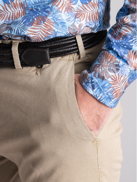 Pantalón chino de hombre con microestampado y solapas