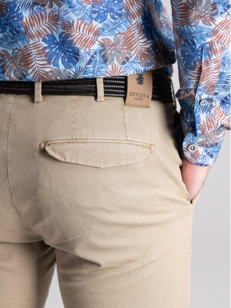 Pantalón chino de hombre con microestampado y solapas