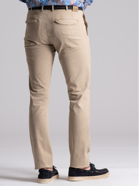 Pantalón chino de hombre con microestampado y solapas