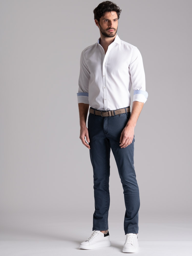 Pantalón chino de hombre con microestampado y solapas