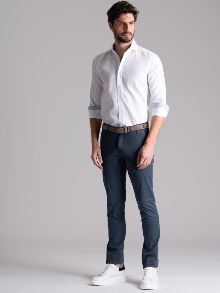 Pantalón chino de hombre con microestampado y solapas