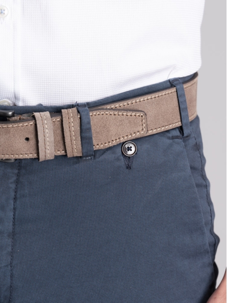 Pantalón chino de hombre con microestampado y solapas