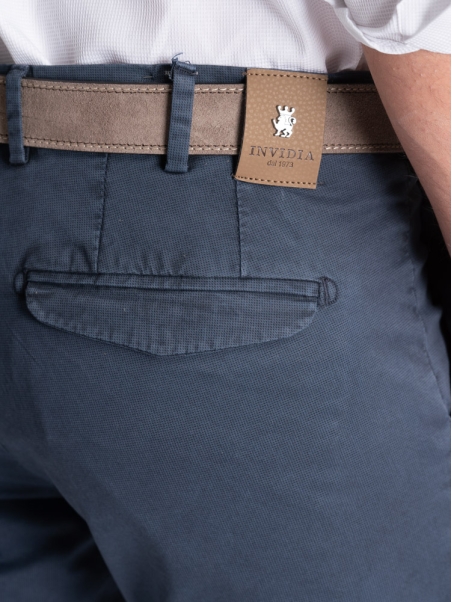 Pantalone uomo chino micro stampa con patelle