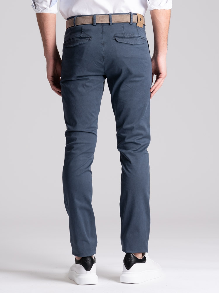 Pantalón chino de hombre con microestampado y solapas