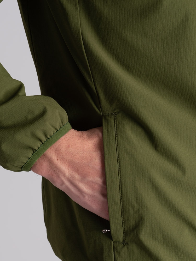 Chaqueta deportiva para hombre con acolchado y capucha
