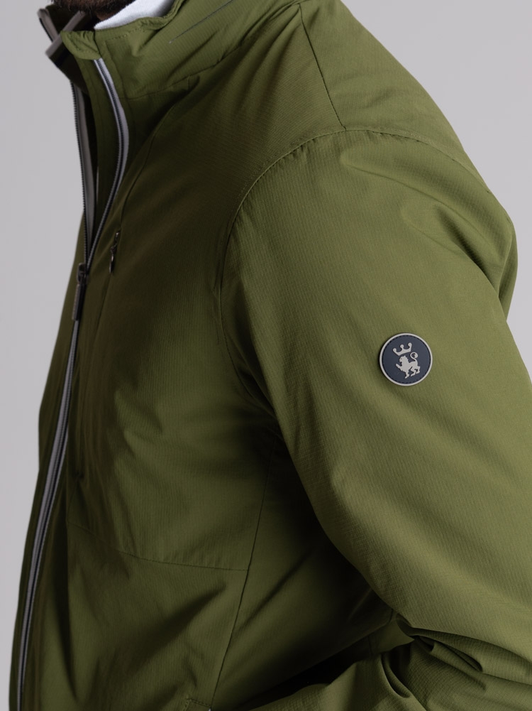 Chaqueta deportiva para hombre con acolchado y capucha