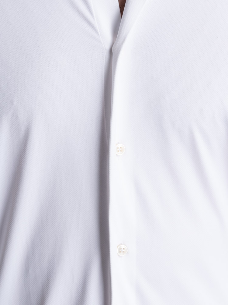 Camisa de hombre TECNO blanca perforada cuello semifrancés