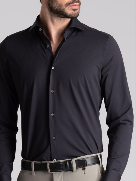Camisa TECNO de hombre negra perforada cuello semifrancés