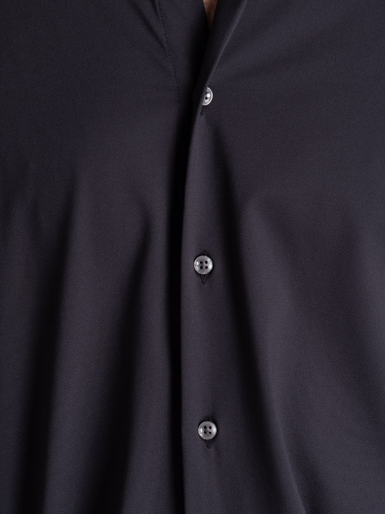 Camisa TECNO de hombre negra perforada cuello semifrancés