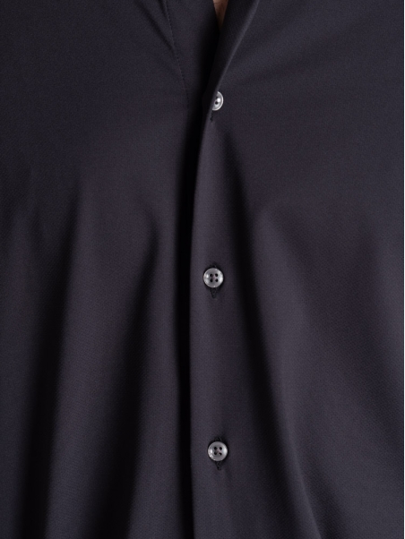 Camisa TECNO de hombre negra perforada cuello semifrancés