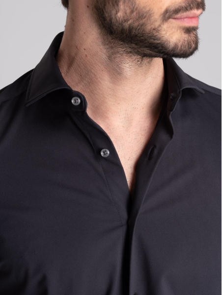 Camisa TECNO de hombre negra perforada cuello semifrancés