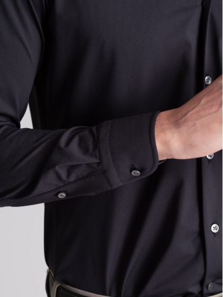 Camisa TECNO de hombre negra perforada cuello semifrancés