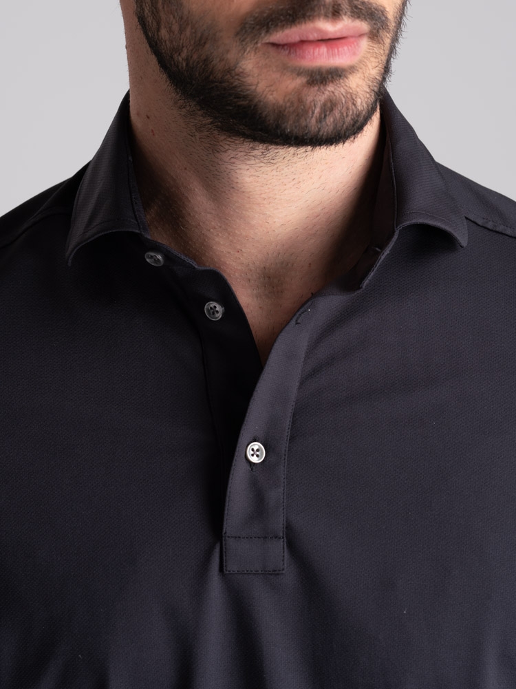 Polo negro de media manga TECNO para hombre con cuello camisero