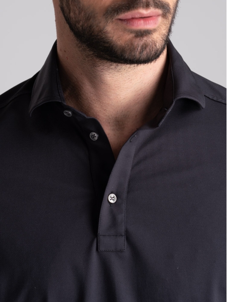 Polo negro de media manga TECNO para hombre con cuello camisero