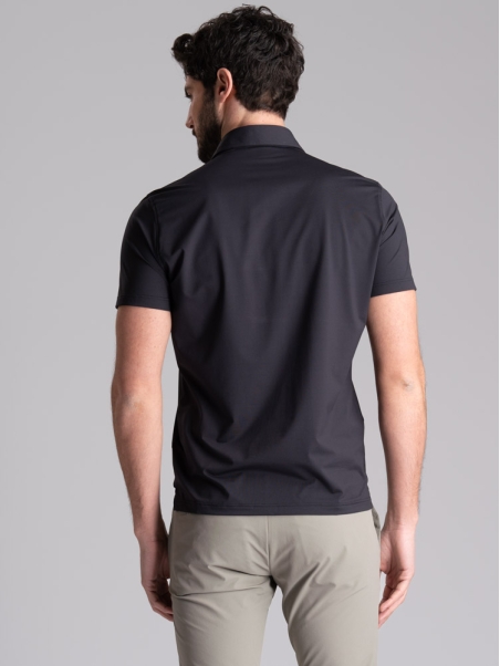 Polo negro de media manga TECNO para hombre con cuello camisero