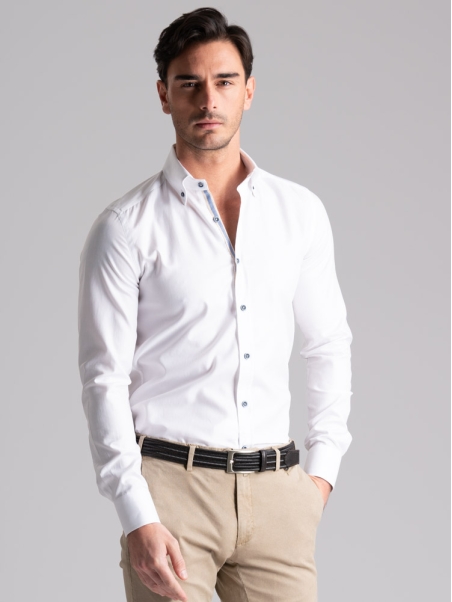 Camisa blanca de espiga para hombre con cuello abotonado