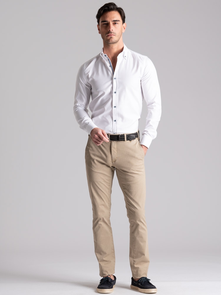 Camisa blanca de espiga para hombre con cuello abotonado
