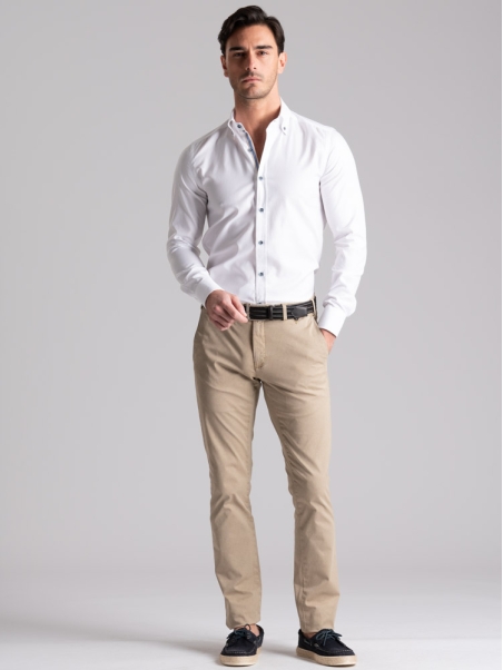Camisa blanca de espiga para hombre con cuello abotonado