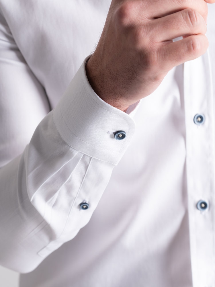 Camisa blanca de espiga para hombre con cuello abotonado