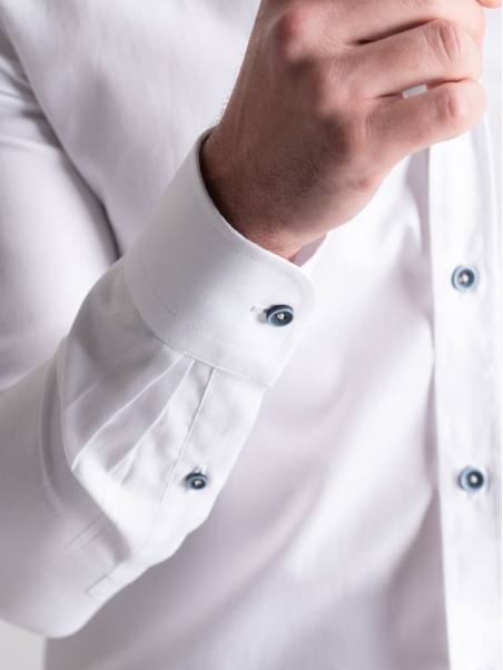 Camisa blanca de espiga para hombre con cuello abotonado
